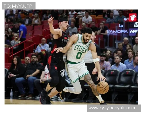 里斯三分球表现惊艳砍下12分助力球队逆转卫冕冠军更衣室庆祝热烈